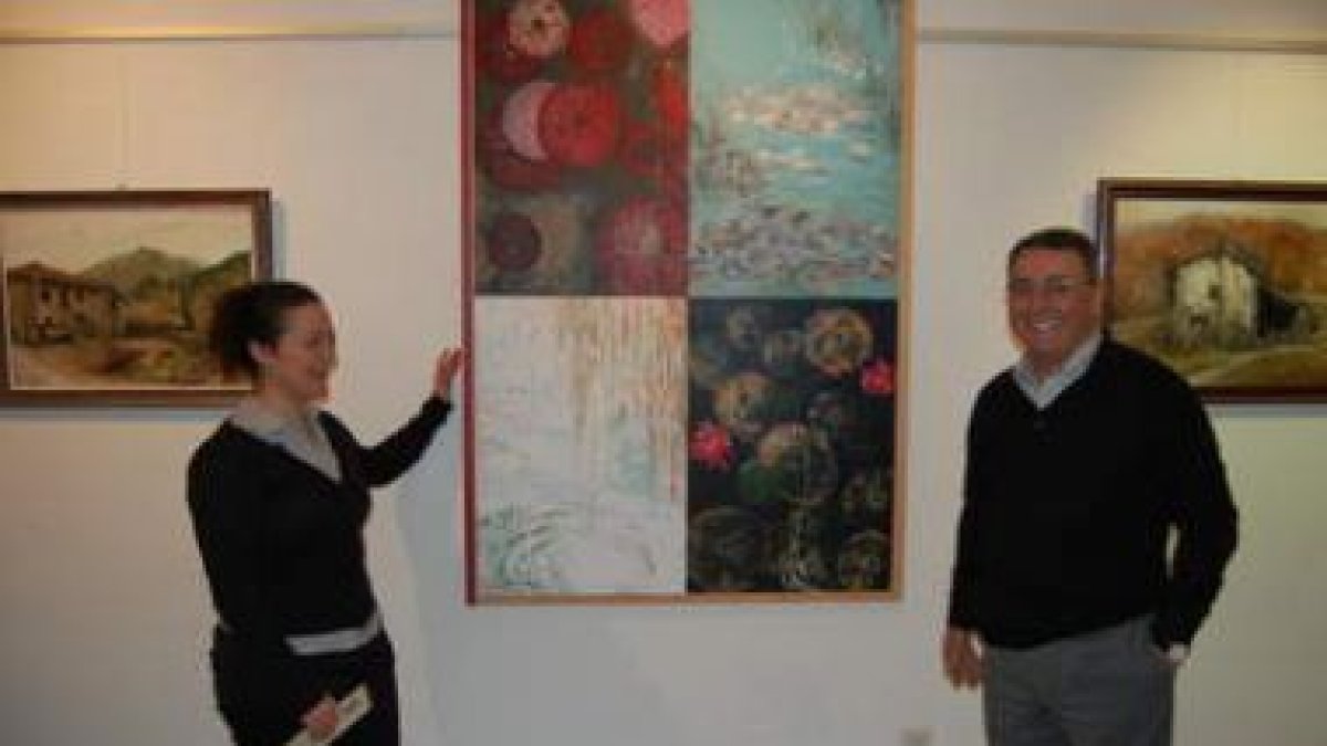 El pintor Enrique Sarabia posa al lado de la obra que ha donado a San Andrés