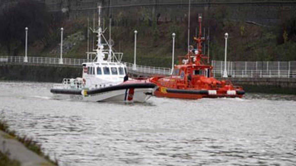 Lanchas de Salvamento Marítimo y de la Ertzaintza en el canal de Deusto en previsión del temporal.