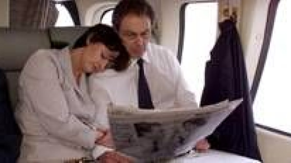 Tony Blair y su mujer Cherie a bordo de un avión de la compañía aérea British