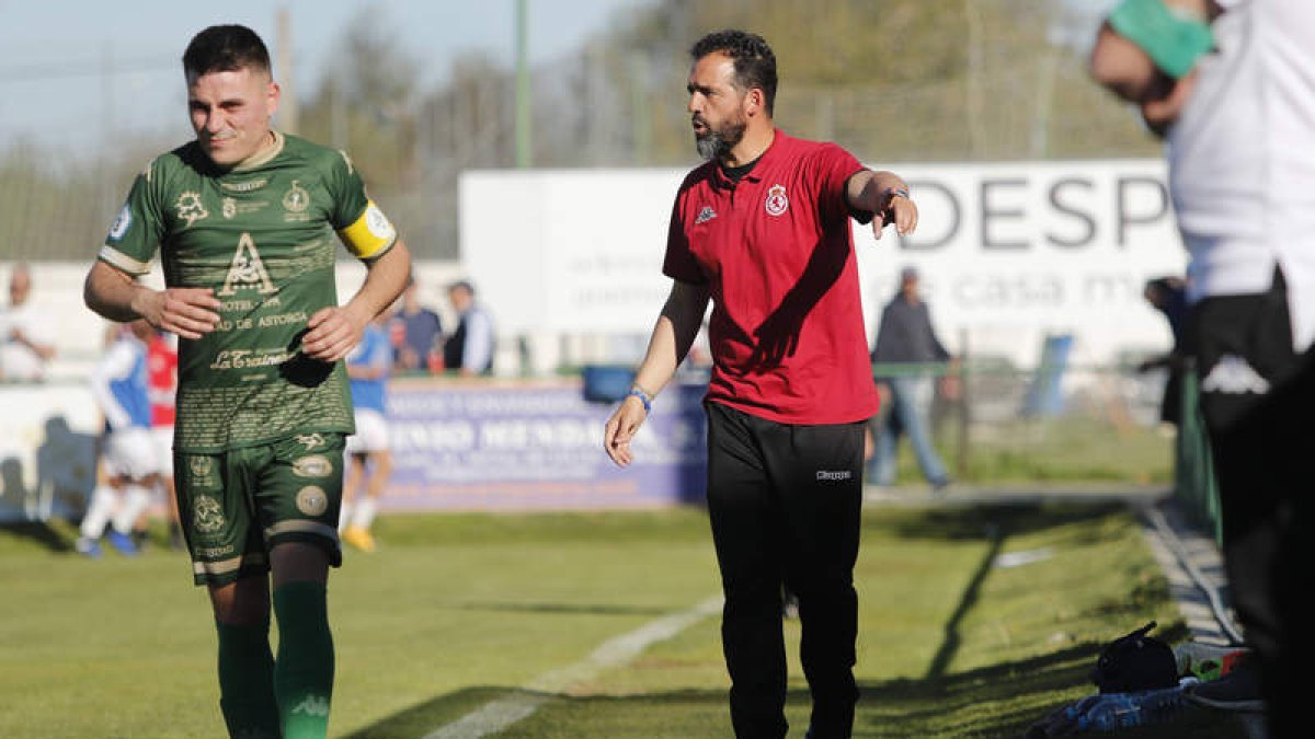 Ramón González, entrenador de la Cultural B, dando instrucciones a sus jugadores. JESÚS F. SALVADORES
