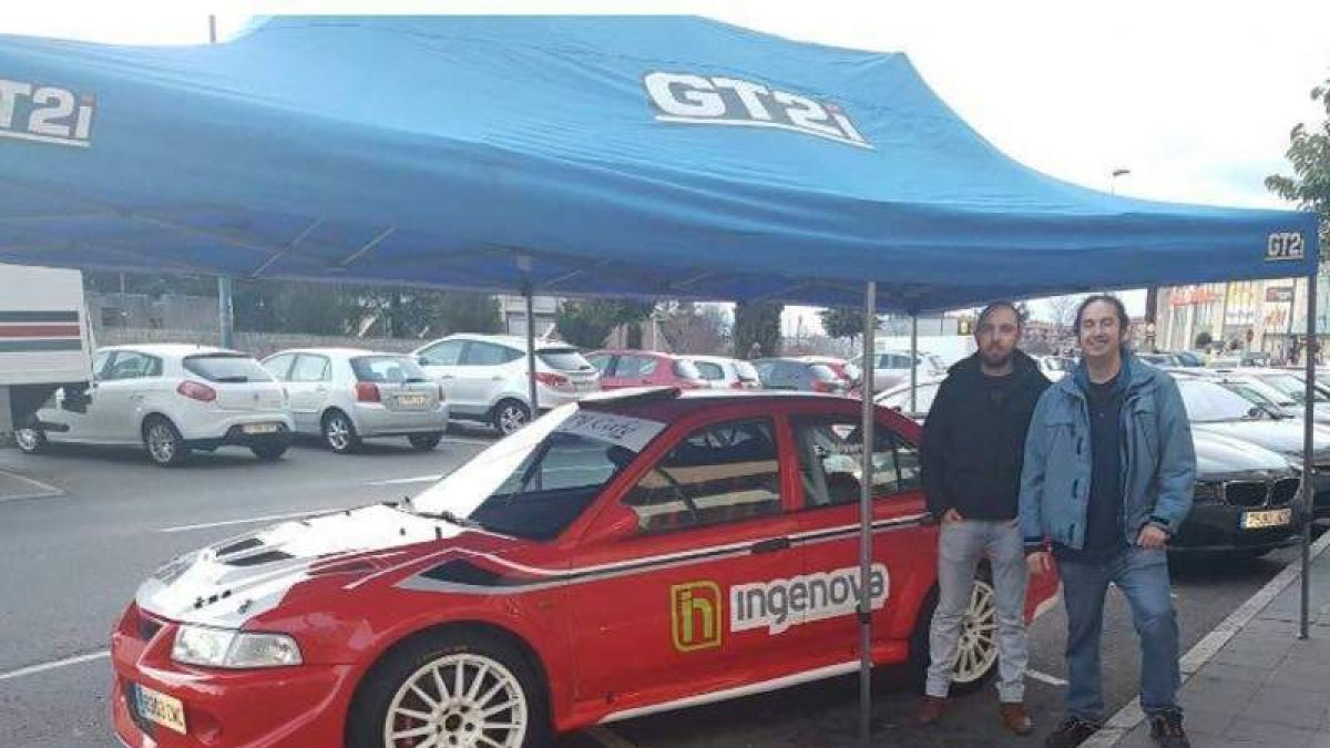 Emilio Álvarez y Carlos Natal presentaron su nuevo coche. DL