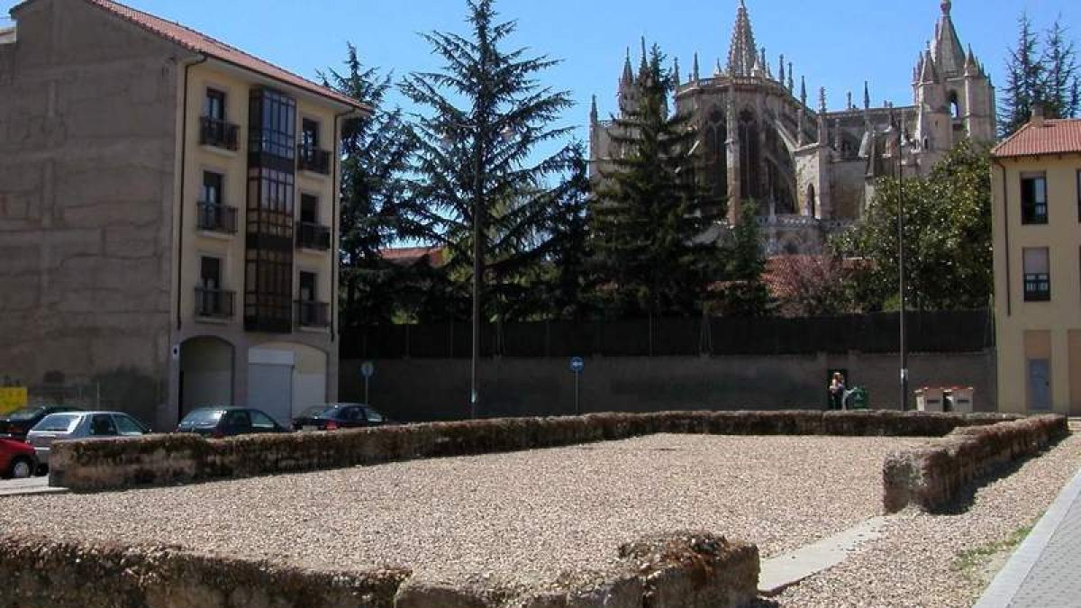 Estado actual de las ruinas de San Pedro junto al aparcamiento del mismo nombre.