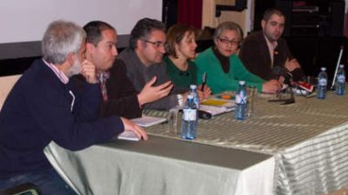 Participantes en la mesa redonda «La interculturalidad» celebrada en el IES Ordoño II.