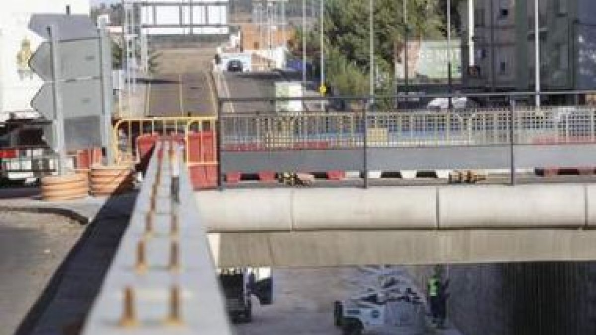 Los operarios volvieron a trabajar ayer en el tramo del cruce que se había paralizado por el riesgo