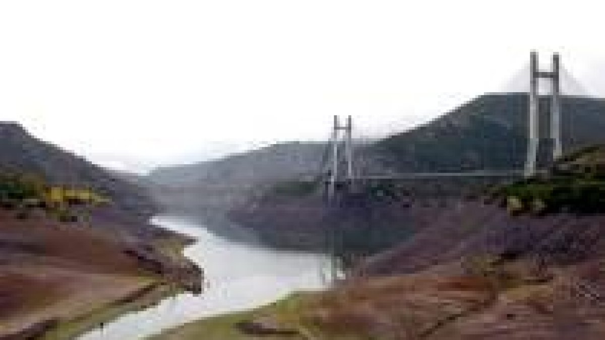 El embalse de Luna mantiene el caudal más bajo desde el año 1995