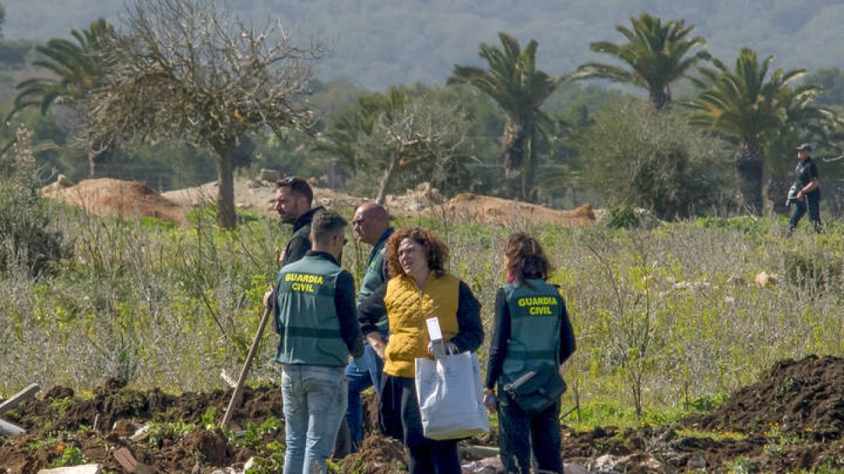 Especialistas de la Guardia Civil trabajan en la búsqueda de Malén Ortiz en una finca de Calvià. ATIENZA