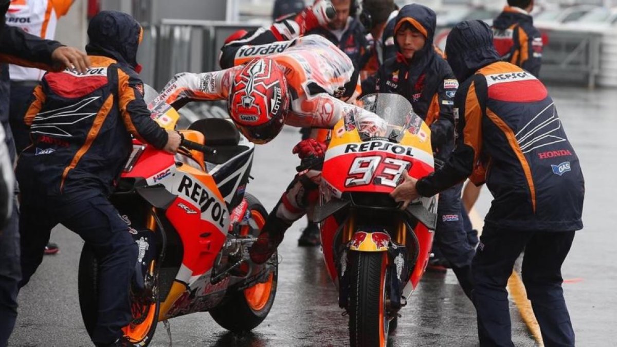Marc Márquez patina al cambiar de moto hoy en Brno.