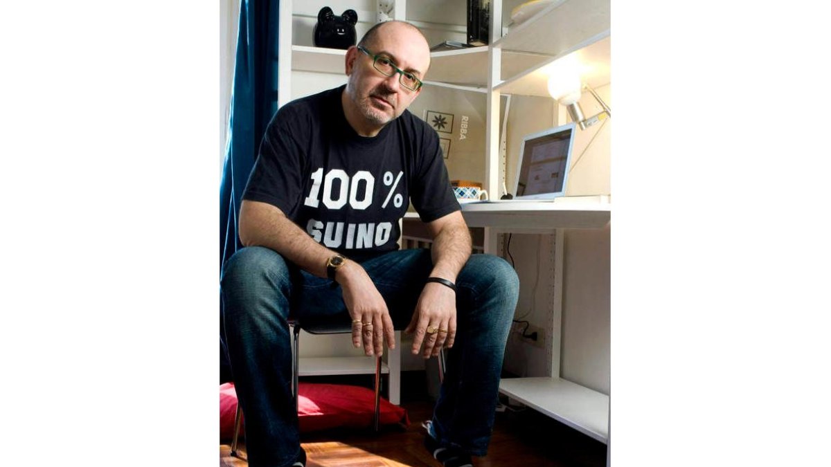 El escritor italiano Sandrone Dazieri en el estudio de su domicilio