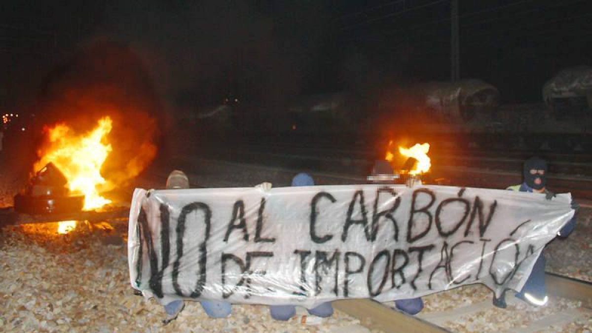 Los trabajadores cortaron la N-630 a la altura de Ciñera