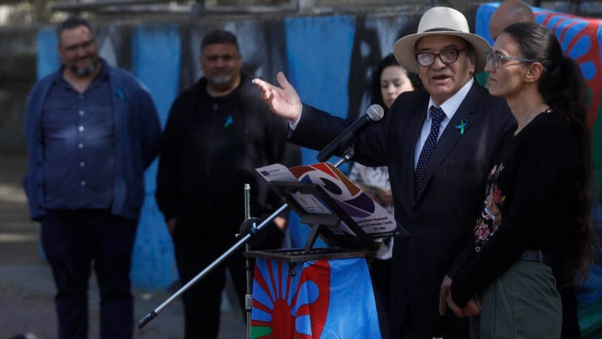 Jesús Hernández junto a María durante la lectura del manifiesto del Día Internacional del Pueblo Gitano en León. FERNANDO OTERO