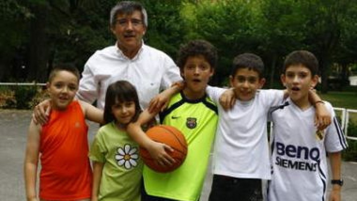 El alcalde de León, Francisco Fernández, con varios niños participantes.