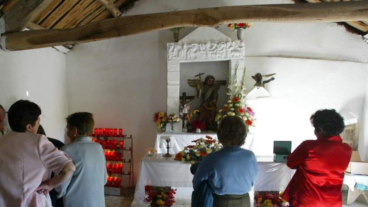 Los ladrones entraron en esta ermita de Parajís y se llevaron la limosna que había bajo O Demín.