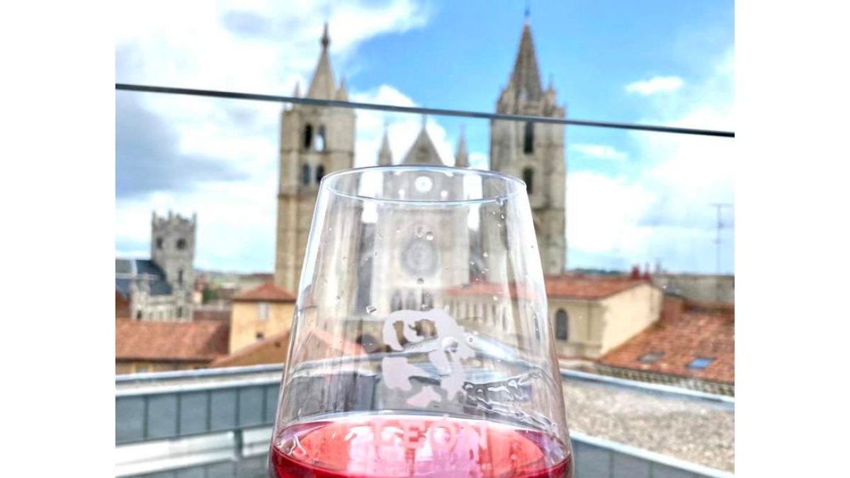 Un rosado característico de la DO León con la catedral al fondo. DL
