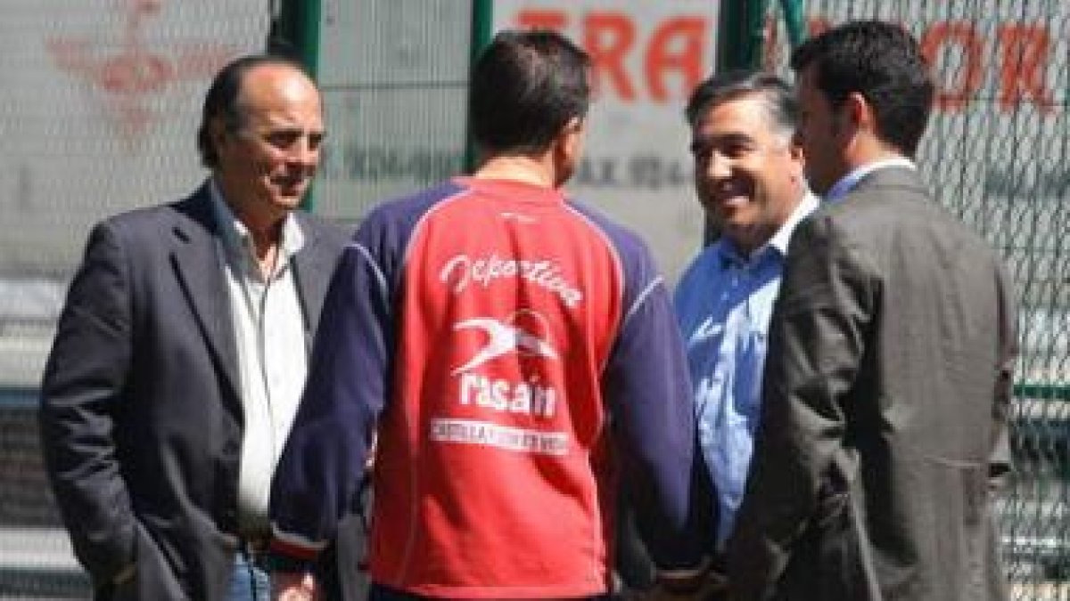 El presidente blanquiazul charla con Granero.