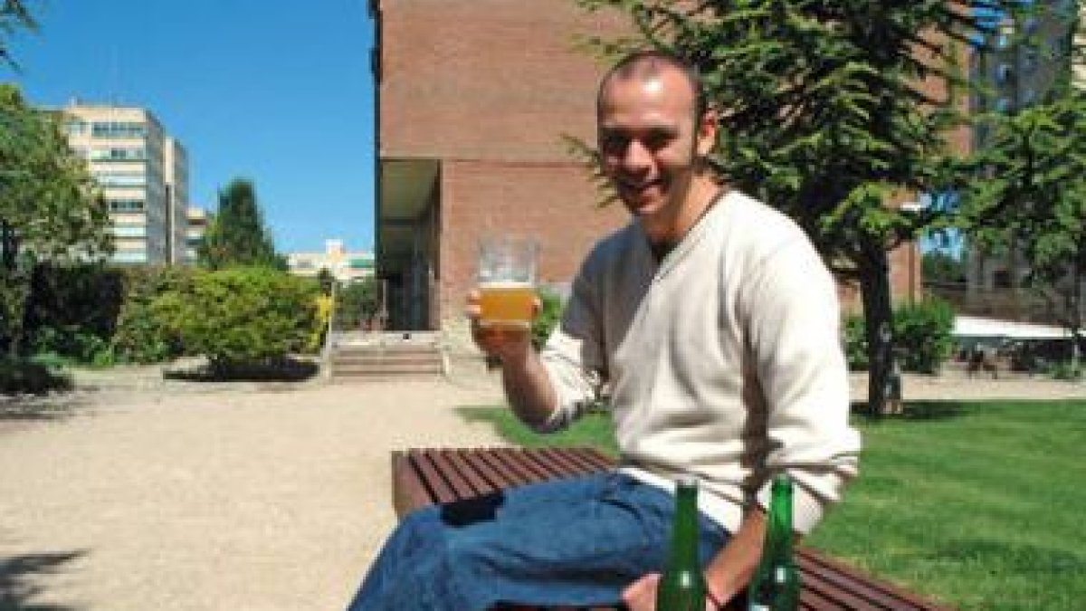José María Reguera muestra orgulloso su cerveza.