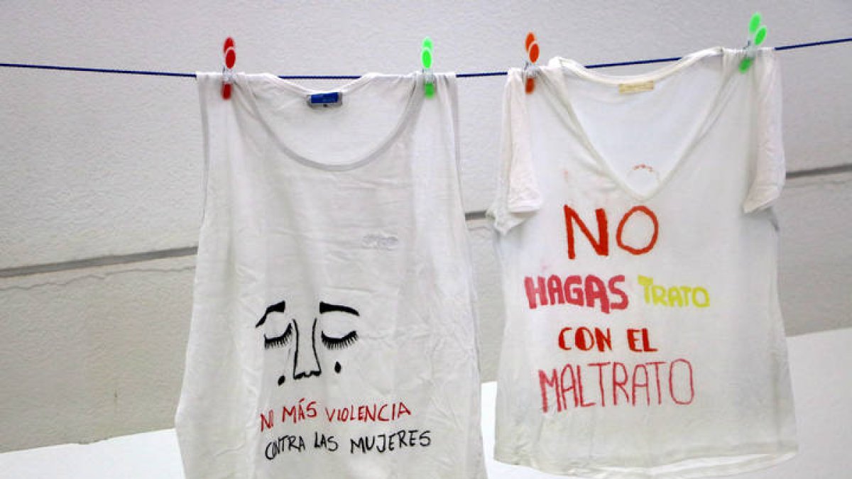 Camisetas con mensajes contra la violencia de género durante una protesta en la Universidad de León. DL