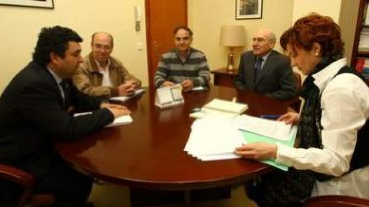 Ramón y Nancy Prada, en primer término, ayer en el Consejo con representantes de la patronal pizarre
