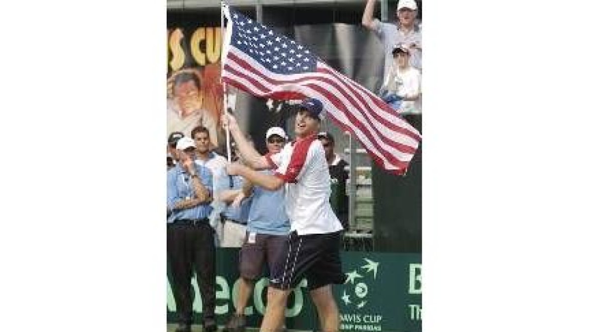 Roddick enarbola la bandera americana tras ganar en cuartos de final