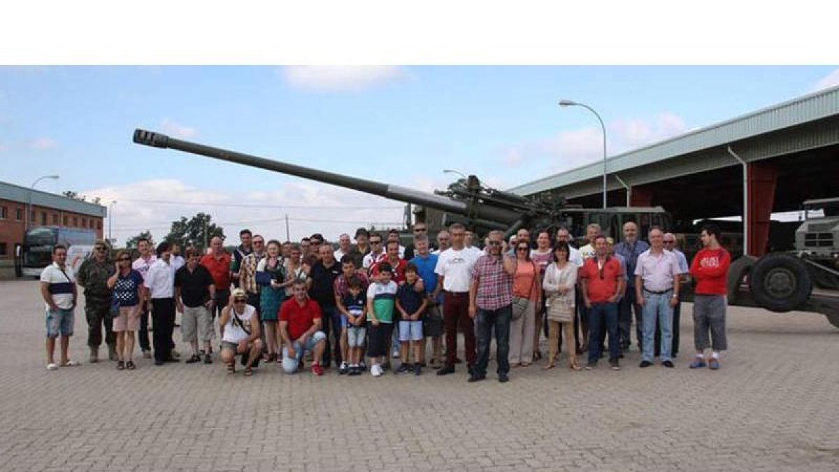 Imagen de familia de antiguos soldados y familiares tras realizar la visita a la base Conde de Gazola.