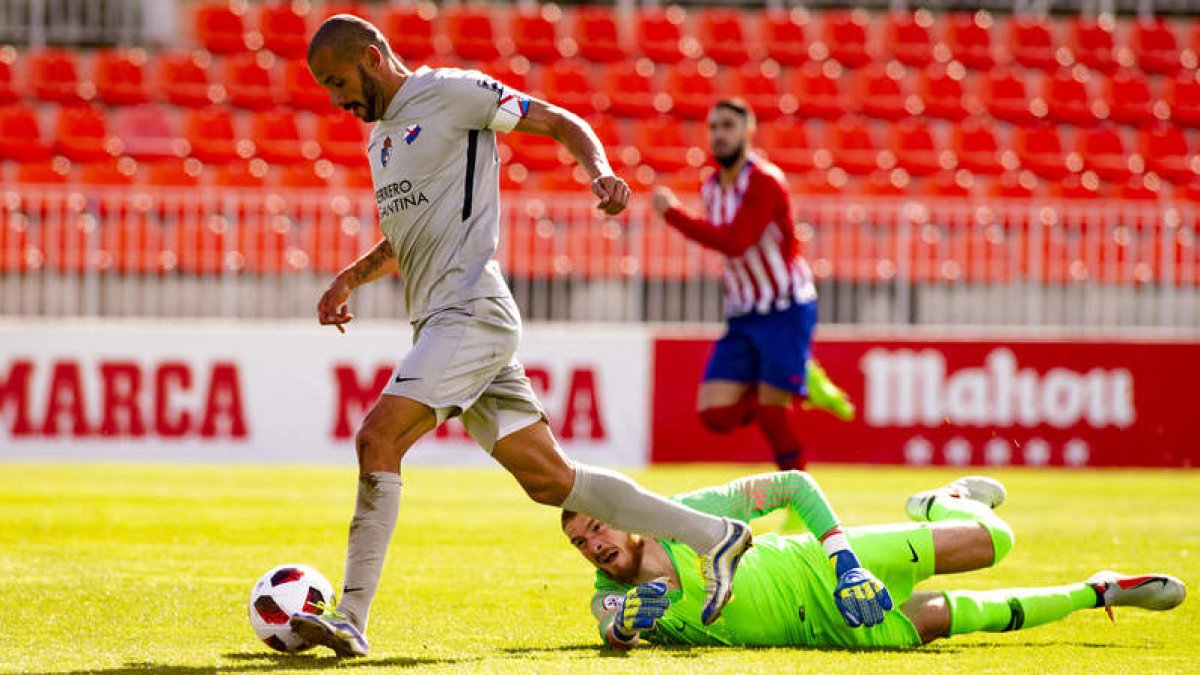 Yuri adelantó a la Deportiva tras aprovechar un error de la defensa rojiblanca. LOF