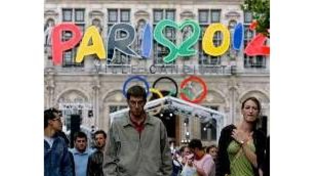 La plaza del ayuntamiento parisino se vació en un parpadeo