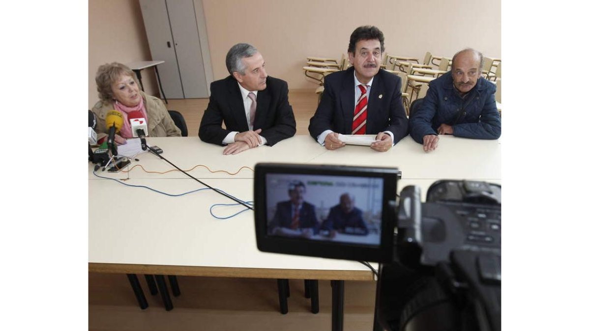 Fernández, Gutiérrez, Reyero y González, tras la firma del convenio de cesión de uso.