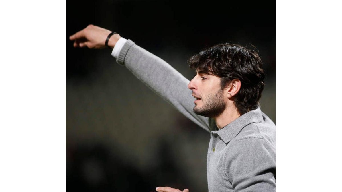 Juan Ferrando dando instrucciones a sus jugadores