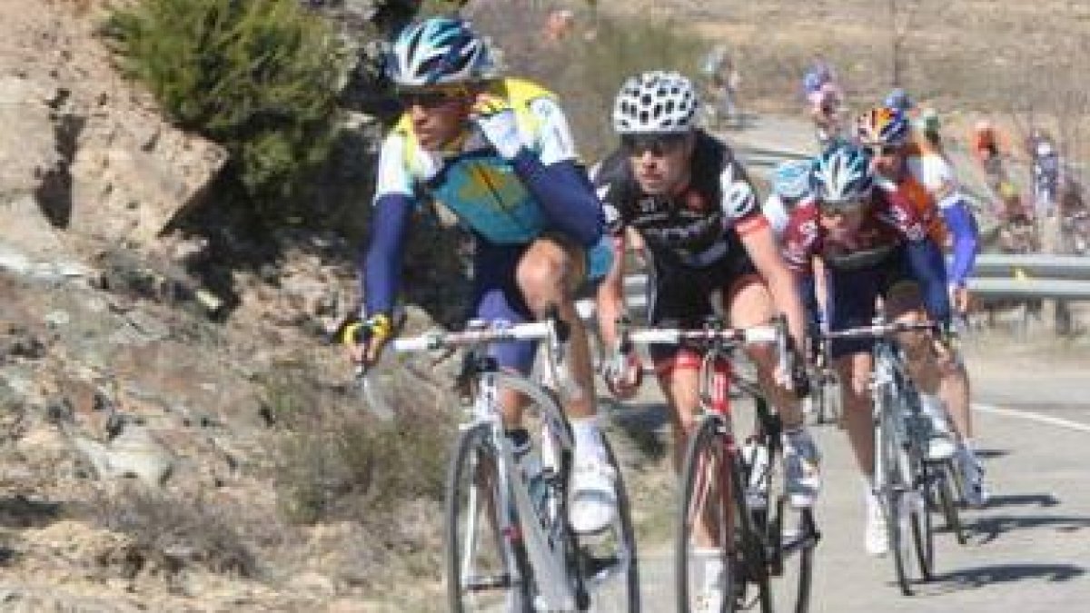 Contador (i) acabó segundo en la edición del pasado año.