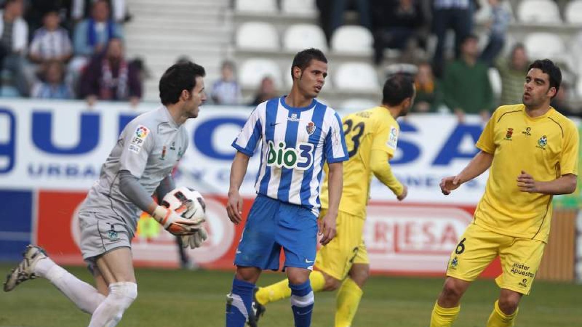 Acorán debutó como deportivista en El Toralín midiéndose al Alcorcón hace dos años.