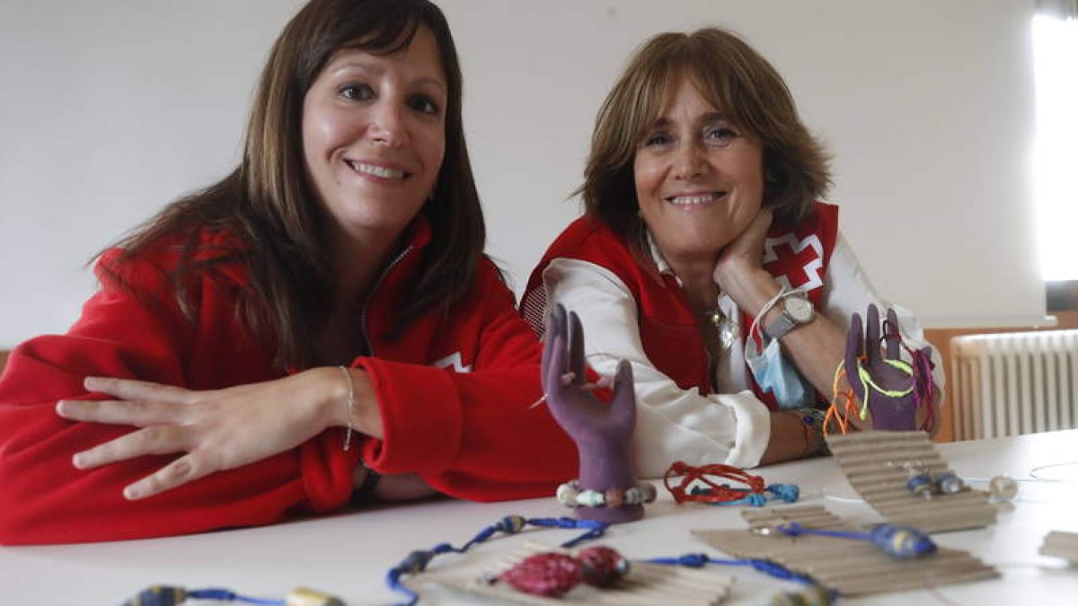 Judith Feliz Scarga y Rosa García, con algunas de las obras que se realizan en el taller de artesanía. RAMIRO