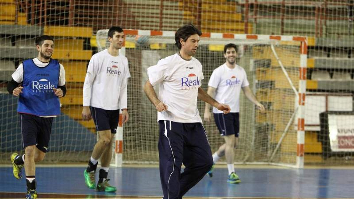 La plantilla del Ademar regresó ayer a los entrenamientos después de un día de descanso.