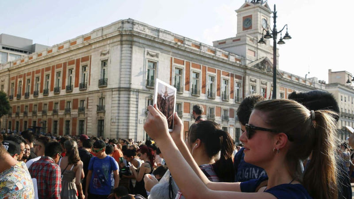 Participantes en la quedada para cazar Pokémon. PACO CAMPOS