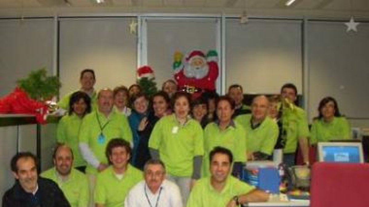 El equipo del Centro Atento de León posa durante la noche de la gala televisiva