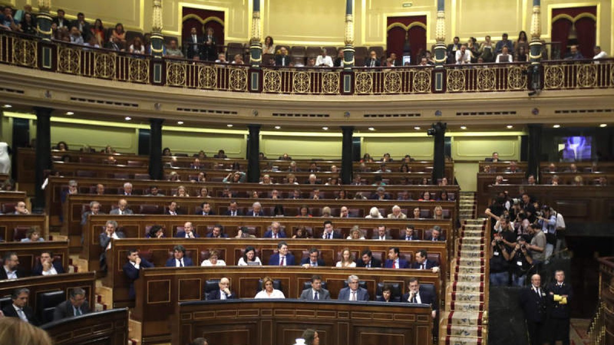 Los diputados y la tribuna de invitados en la sesión de ayer. JUAN CARLOS HIDALGO