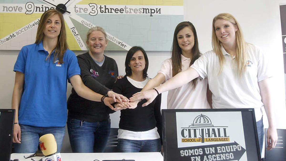Mabel, Moses, Laura Arold, Alba Peña y Sinclair en la firma del acuerdo con City Hall.