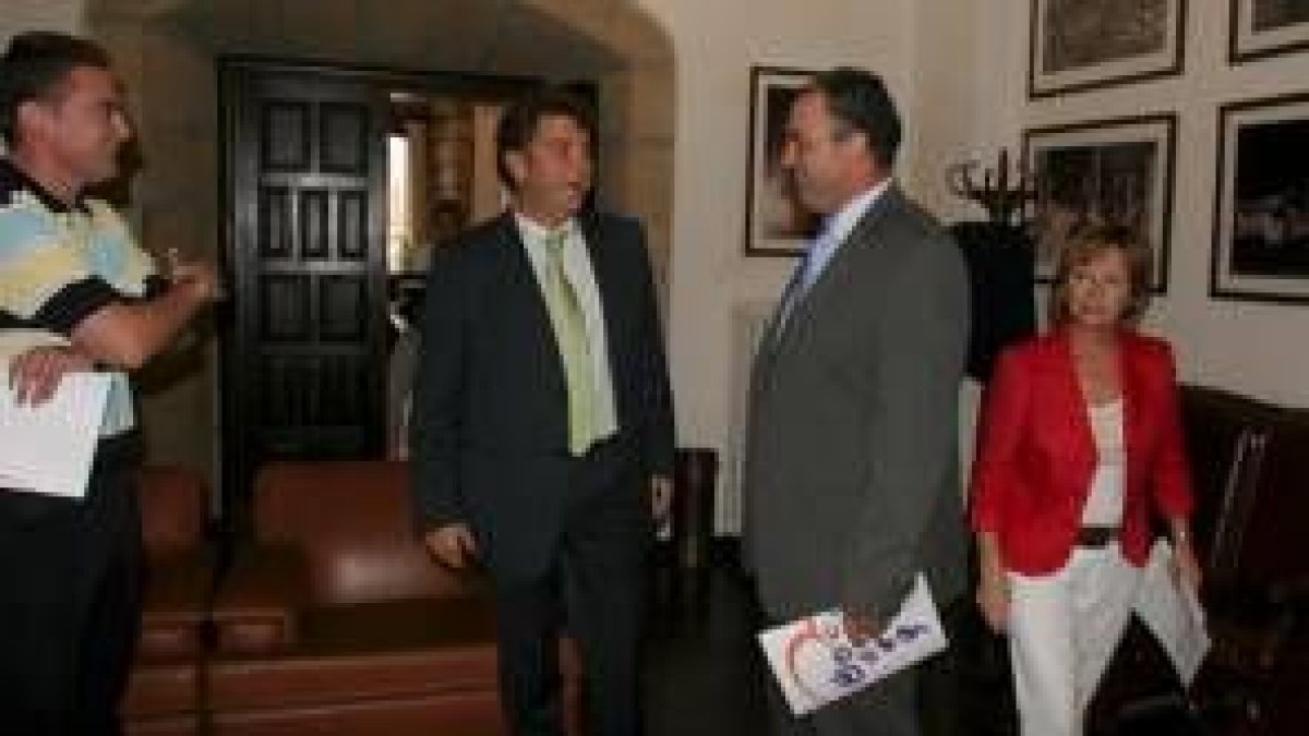 Alfonso Arias, Carlos López Riesco y Mari Crespo ayer durante la presentación de la Feria del Vino