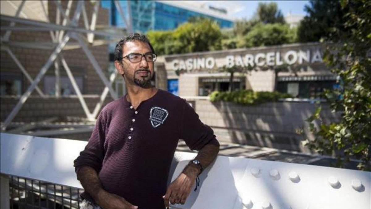 El californiano Faraz Jaka, junto al Casino de Barcelona, donde ha participado en el European Poker Tour.