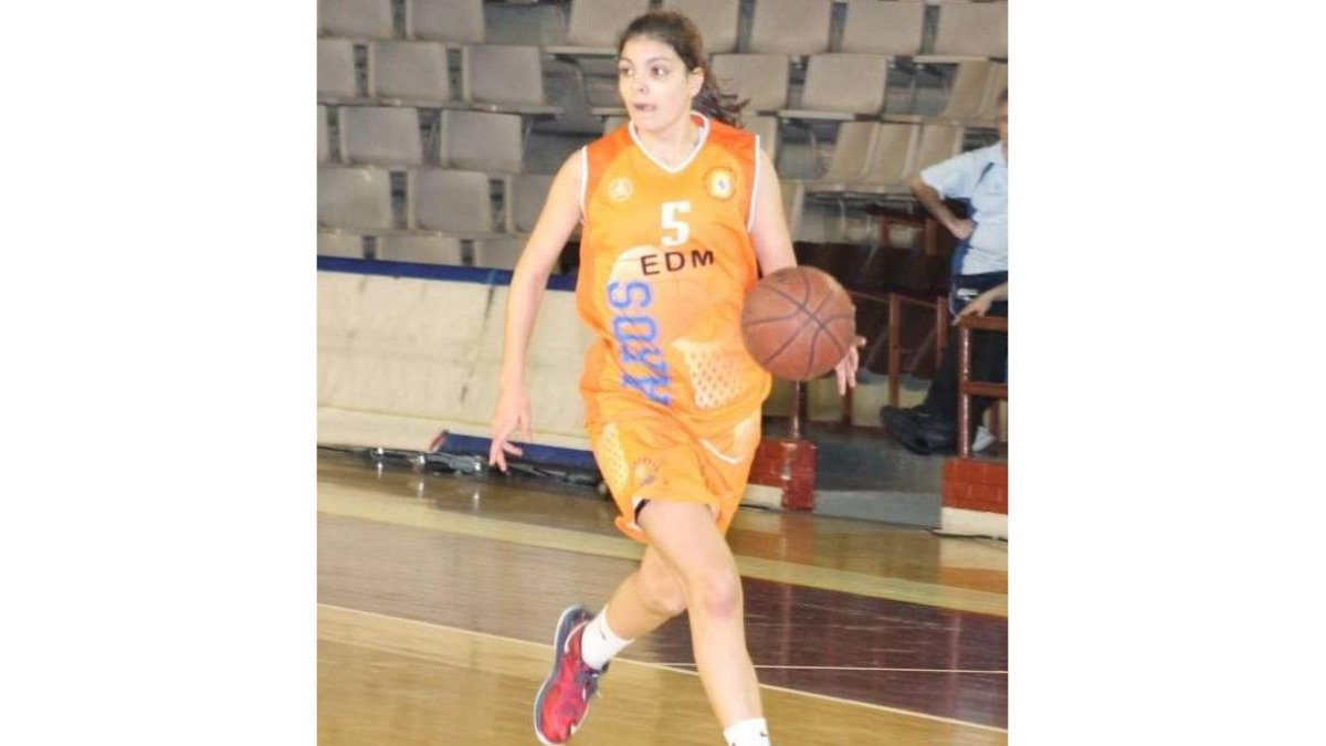 La alero Emma Flórez, con la camiseta del Aros León. DL