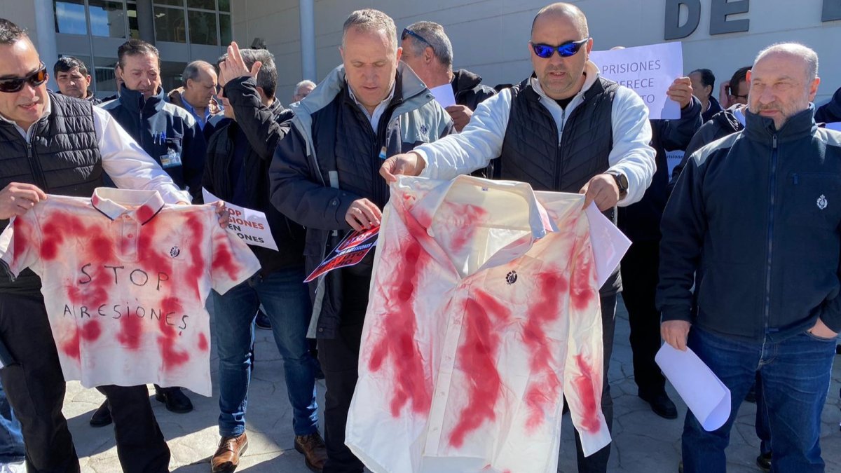 La protesta se hizo visible con camisetas manchadas con sangre. DL