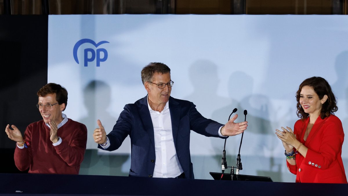 - La presidenta de la Comunidad de Madrid y candidata a la reelección por el PP, Isabel Díaz Ayuso (d), el alcalde y candidato a la reelección José Luis Martínez -Almeida (i) y el presidente del partido Alberto Núñez Feijóo (c) saludan a los simpatizantes desde el balcón de Génova tras conocer los resultados electorales en Madrid. EFE/JUANJO MARTÍN