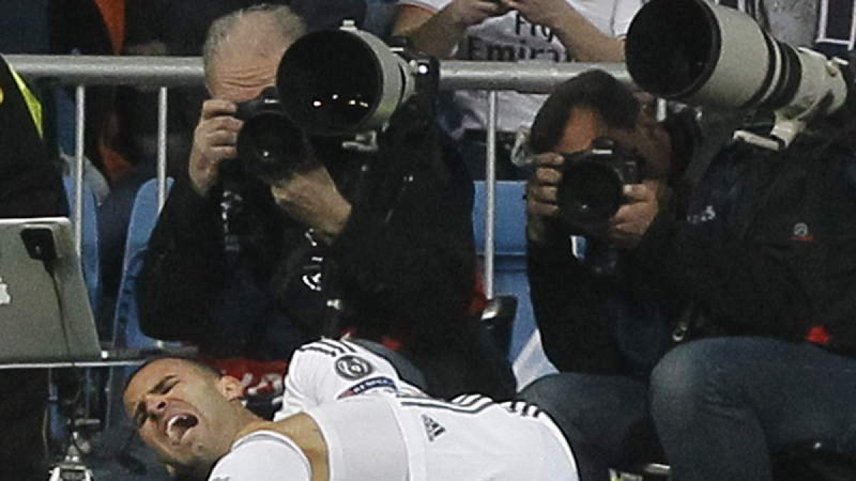 Jesé Rodríguez se retuerce de dolor tras caer lesionado en el partido de Liga de Campeones.