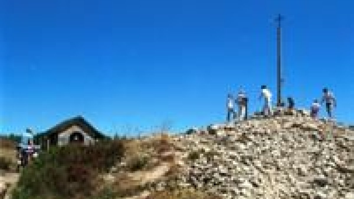 La cruz de Ferro se eleva sobre un promontorio de piedras colocadas por los peregrinos