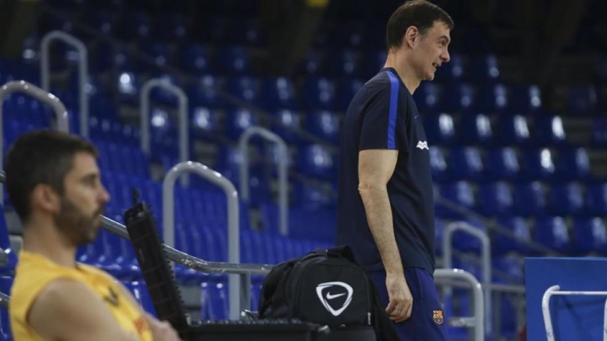 Bartzokas, con Navarro en primer término, en un entrenamiento del Barça.