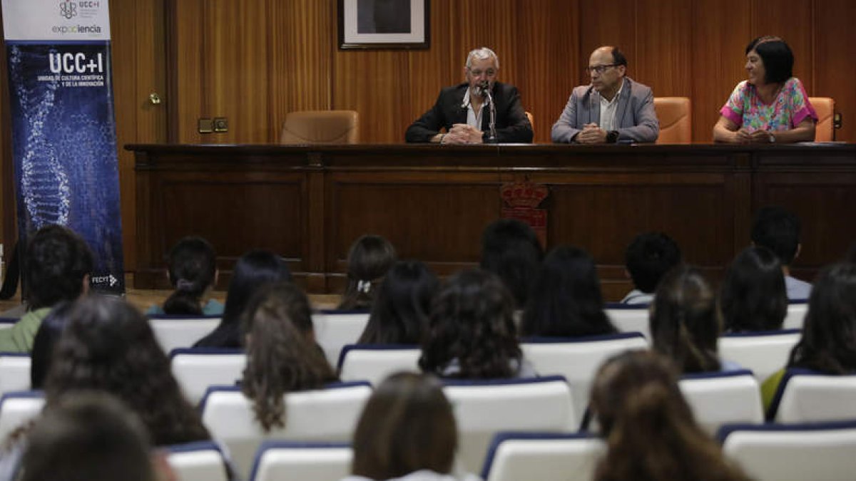 Laborda, Polanco y Palencia, abrieron el encuentro con 50 estudiantes. FERNANDO OTERO