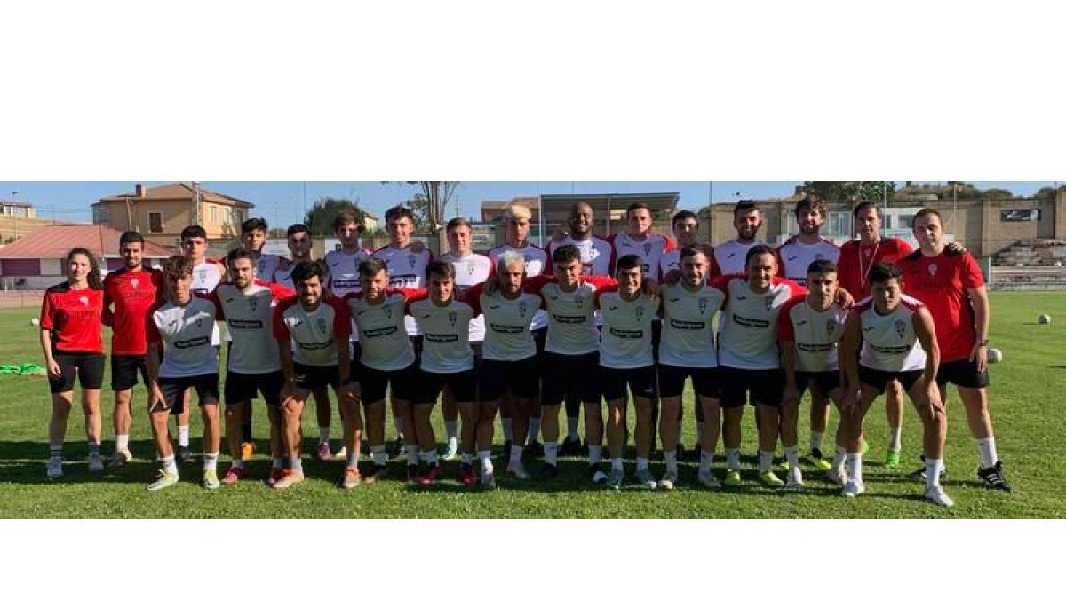 Foto de familia de la primera sesión preparatoria de La Bañeza en el estadio de La Llanera. Primer día de trabajo para llegar a tope a la Liga. DL
