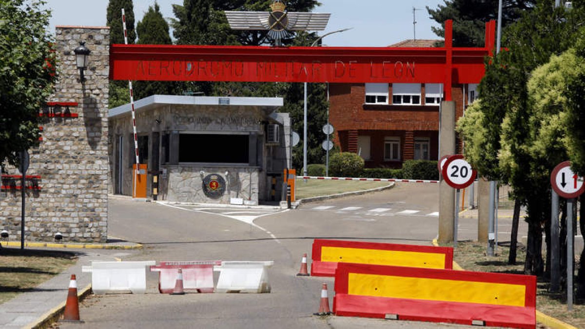 Entrada al Aeródromo Militar de León ayer. MARCIANO PÉREZ