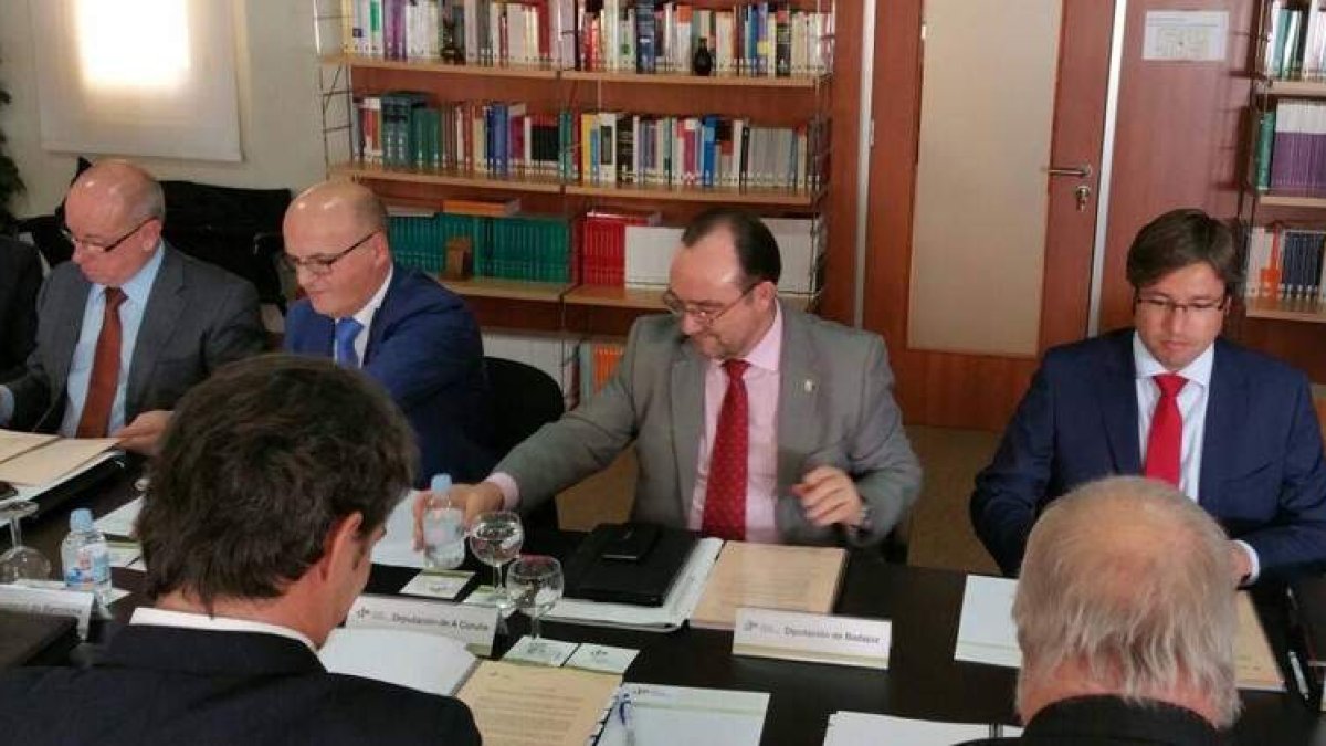El presidente de la Diputación, extremo derecho, ayer en el acto de la fundación.