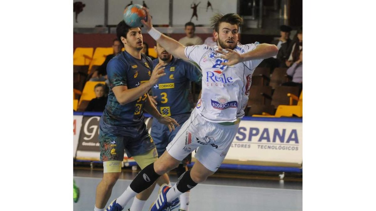 El pivote brasileño Leo Almeida fue el mejor del Ademar en la primera parte.