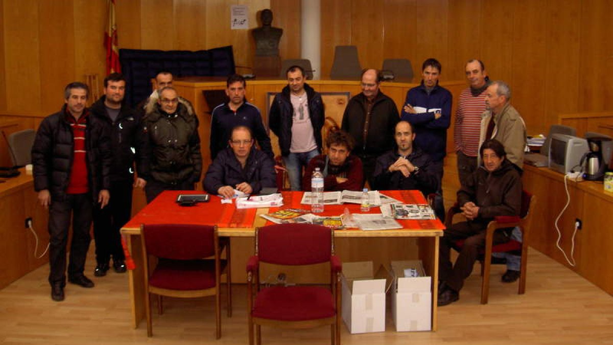 Los extrabajadores de Raga y Urbaser celebraron el día de la Constitución encerrados.