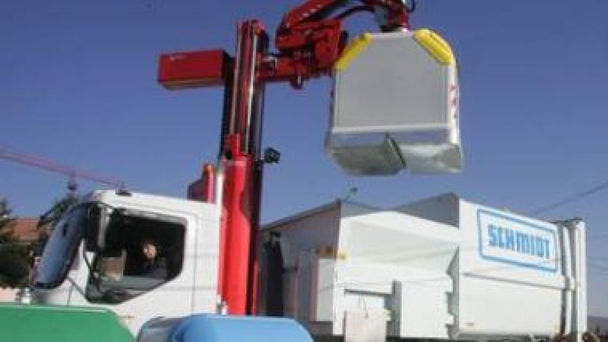 Un operario del servicio de Limpieza realiza desde un camión la recogida selectiva de basuras en Vil